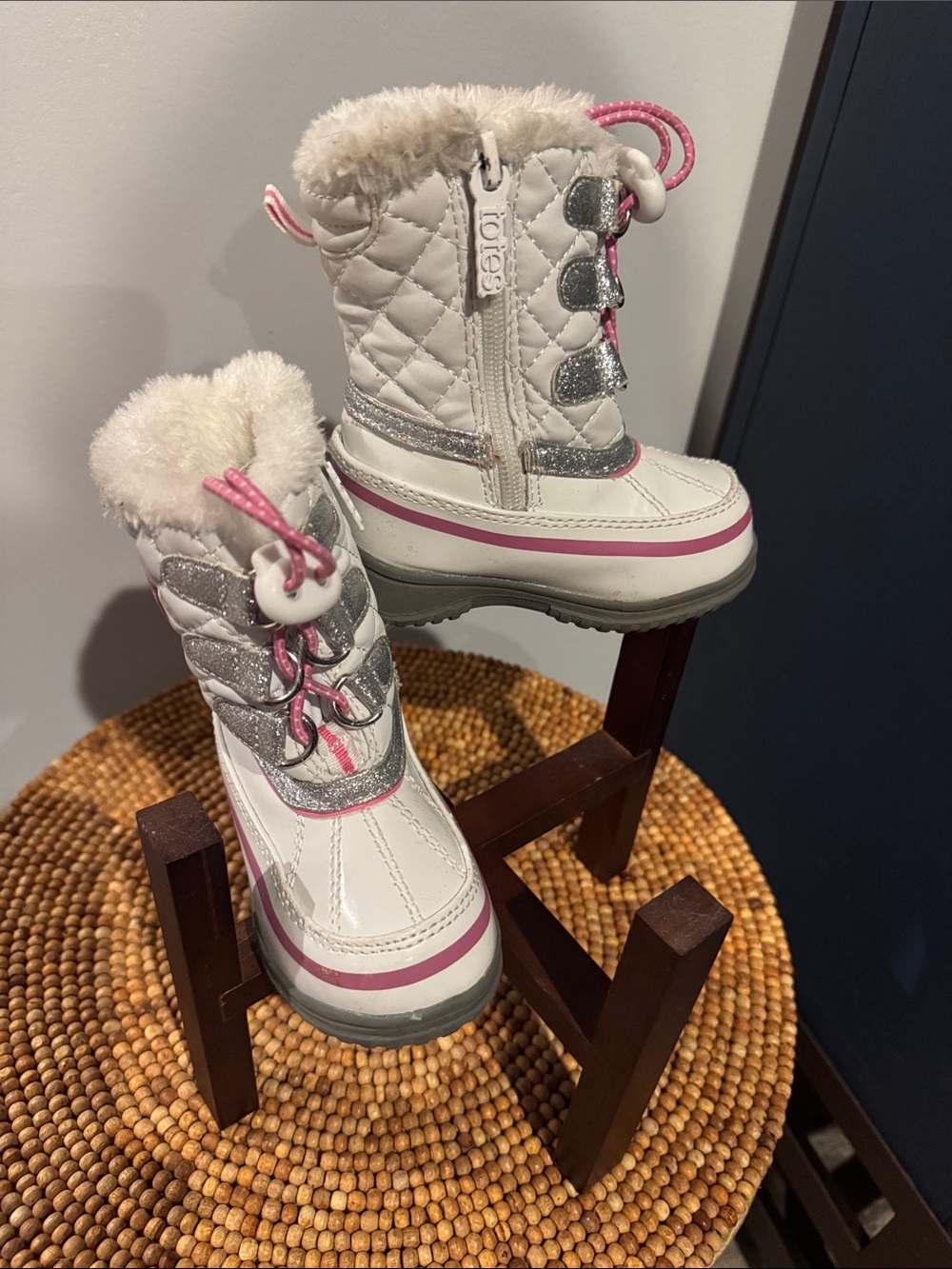 totes Kids Quilted White and Pink Faux Fur Winter Boots 5 Toddler